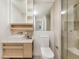 Chic 1-bed With City Views, Parking, Gym & Pool