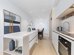 Chic 1-bed With City Views, Parking, Gym & Pool