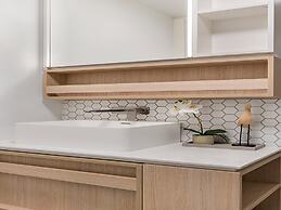 Chic 1-bed With City Views, Parking, Gym & Pool