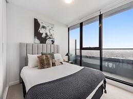 Chic 1-bed With City Views, Parking, Gym & Pool