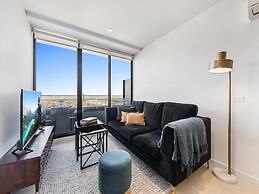 Chic 1-bed With City Views, Parking, Gym & Pool