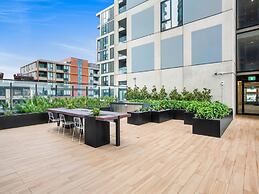 Chic 1-bed With City Views, Parking, Gym & Pool