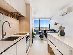 Chic 1-bed With City Views, Parking, Gym & Pool