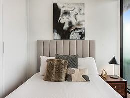 Chic 1-bed With City Views, Parking, Gym & Pool