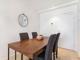 Chic 1-bed With City Views, Parking, Gym & Pool