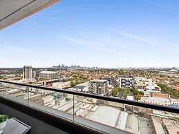 Chic 1-bed With City Views, Parking, Gym & Pool