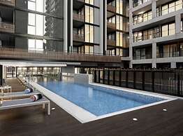 Chic 1-bed With City Views, Parking, Gym & Pool