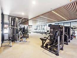 Chic 1-bed With City Views, Parking, Gym & Pool