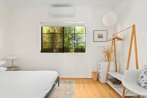 Spacious 2-bed Townhouse With a Lush Courtyard