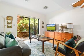 Spacious 2-bed Townhouse With a Lush Courtyard