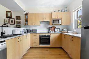 Spacious 2-bed Townhouse With a Lush Courtyard