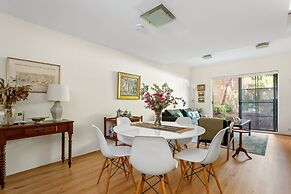 Spacious 2-bed Townhouse With a Lush Courtyard