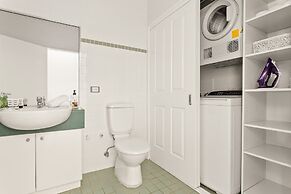 Spacious 2-bed Townhouse With a Lush Courtyard