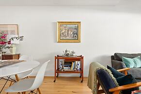 Spacious 2-bed Townhouse With a Lush Courtyard