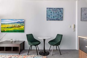 Chic Inner-city 1 Bedroom With Balcony