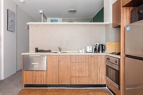 Chic Inner-city 1 Bedroom With Balcony