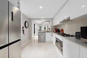 Spacious Inner-city House With Balcony Views