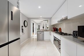 Spacious Inner-city House With Balcony Views