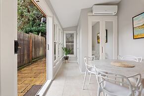 Spacious Inner-city House With Balcony Views