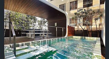 Chic City Escape With Pool, Gym & Parking