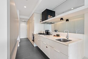 Chic City Escape With Pool, Gym & Parking