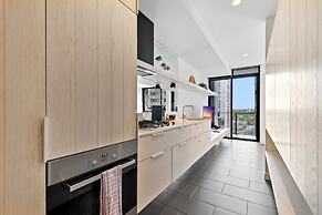 Chic City Escape With Pool, Gym & Parking