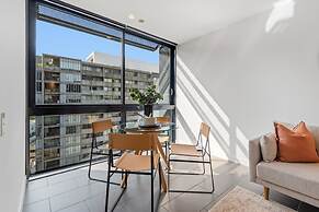 Chic City Escape With Pool, Gym & Parking