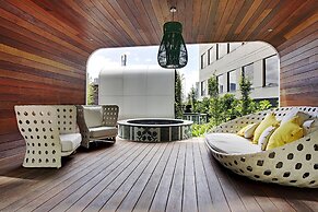 Chic City Escape With Pool, Gym & Parking
