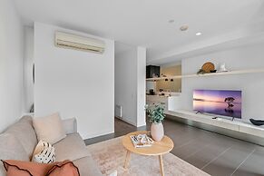Chic City Escape With Pool, Gym & Parking
