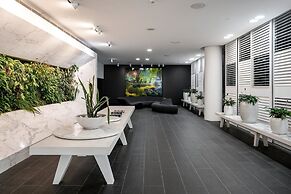 Chic City Escape With Pool, Gym & Parking