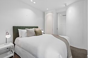Chic City Escape With Pool, Gym & Parking