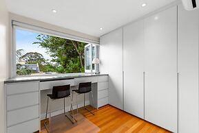 Elegant 1-bed With Study by Balmain Wharf