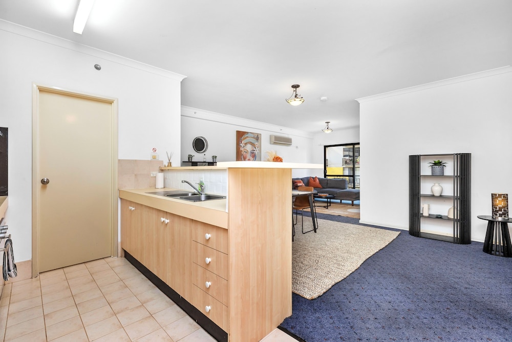 Oversized East Perth 2BR Pool Gym Parking