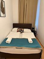 2BR Plus LR Apartment Sleeps 6 Central