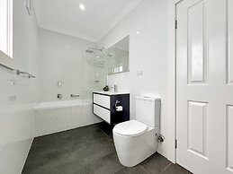 3-bed Coastal Haven With Alfresco Dining & BBQ
