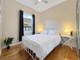 3-bed Coastal Haven With Alfresco Dining & BBQ