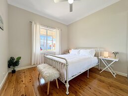 3-bed Coastal Haven With Alfresco Dining & BBQ