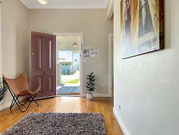 3-bed Coastal Haven With Alfresco Dining & BBQ