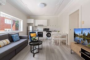 Chic 1-bed Retreat Near Shops & Beach
