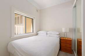 Chic 1-bed Retreat Near Shops & Beach