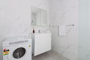 Chic 1-bed Retreat Near Shops & Beach