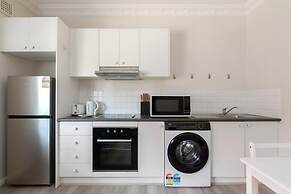Chic 1-bed Retreat Near Shops & Beach