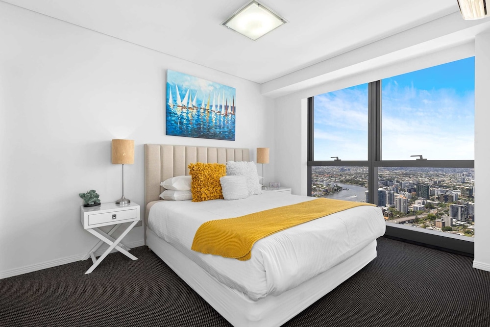 Stunning River View 2-bed With Pool