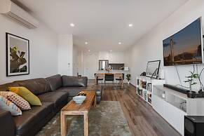 Lonsdale St 1-bed Unit With Study Area and Parking