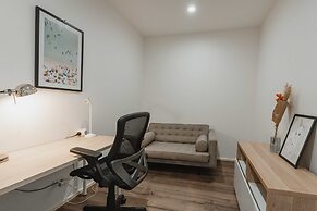 Lonsdale St 1-bed Unit With Study Area and Parking