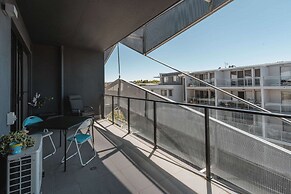 Lonsdale St 1-bed Unit With Study Area and Parking