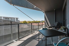 Lonsdale St 1-bed Unit With Study Area and Parking