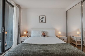 Lonsdale St 1-bed Unit With Study Area and Parking