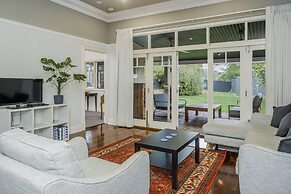 Incredible 3-bed Renovated Home With Huge Garden