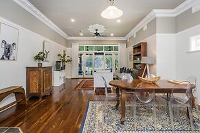 Incredible 3-bed Renovated Home With Huge Garden